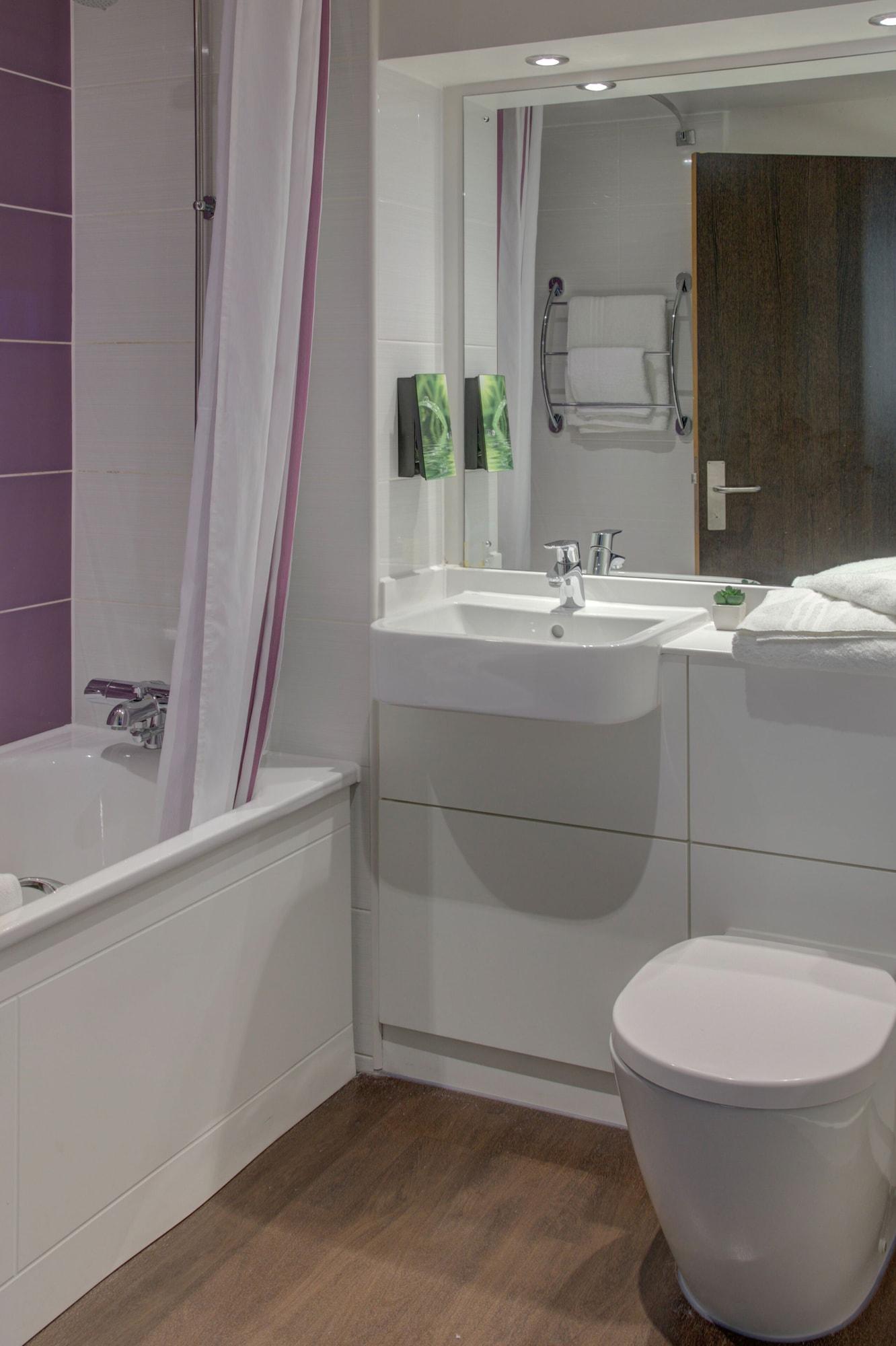 Premier Inn Huddersfield West Esterno foto