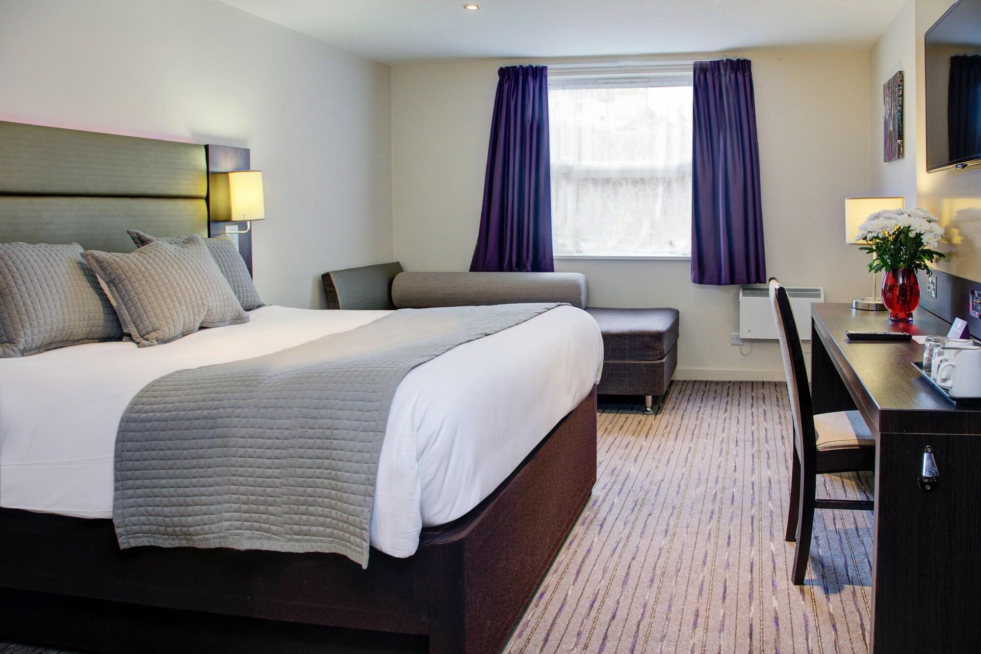 Premier Inn Huddersfield West Esterno foto
