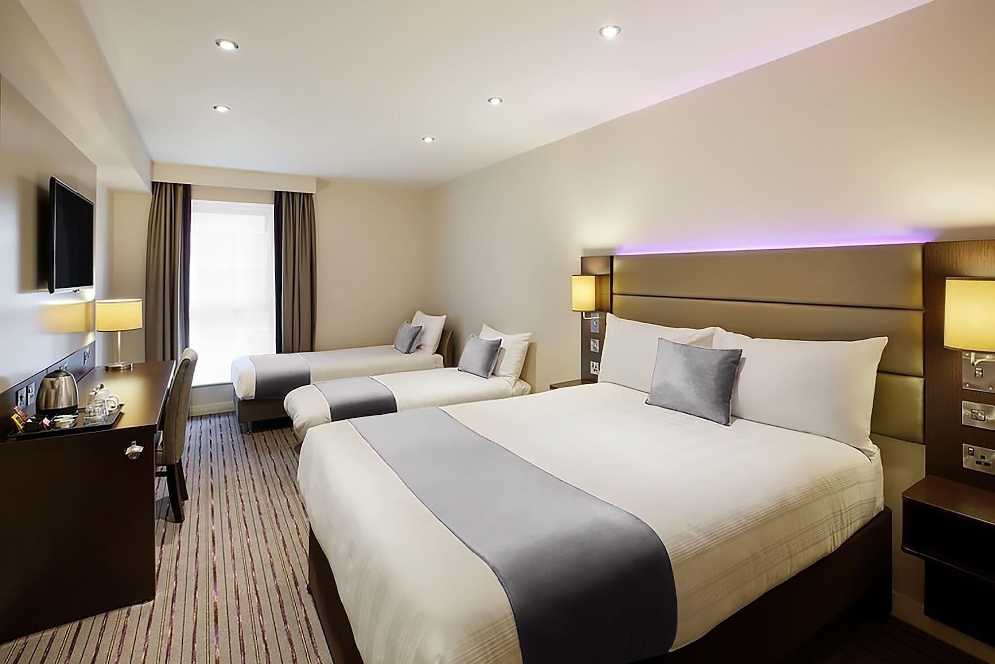 Premier Inn Huddersfield West Esterno foto