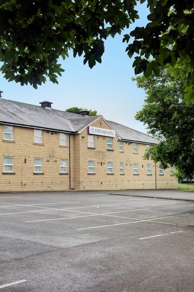 Premier Inn Huddersfield West Esterno foto