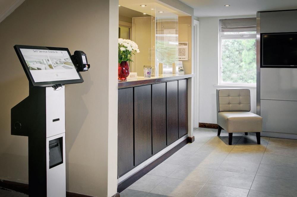 Premier Inn Huddersfield West Esterno foto