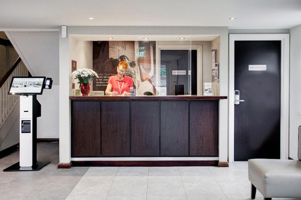 Premier Inn Huddersfield West Esterno foto