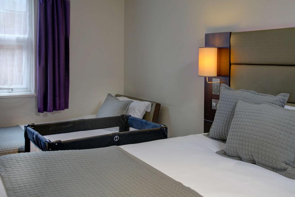 Premier Inn Huddersfield West Esterno foto