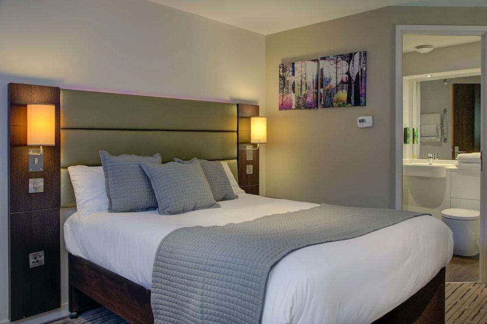 Premier Inn Huddersfield West Esterno foto