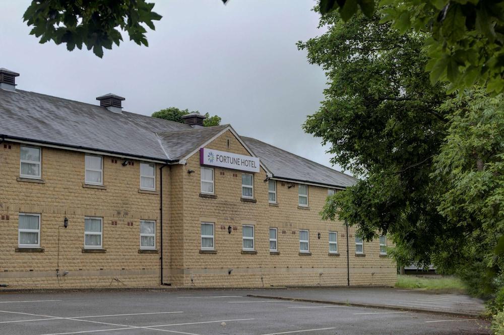 Premier Inn Huddersfield West Esterno foto
