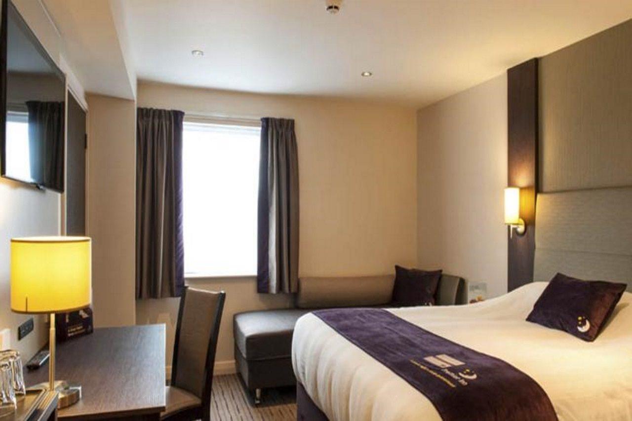 Premier Inn Huddersfield West Esterno foto