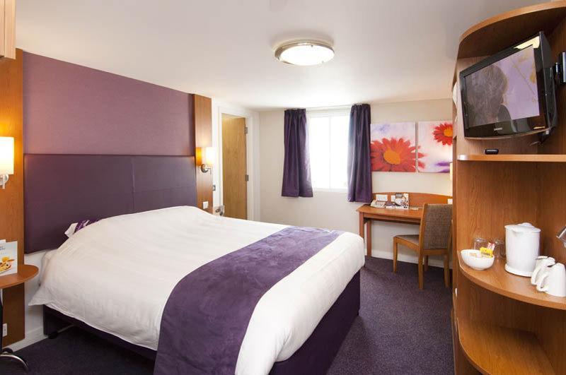 Premier Inn Huddersfield West Esterno foto