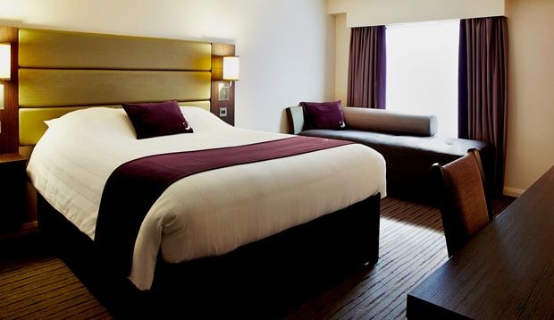 Premier Inn Huddersfield West Esterno foto